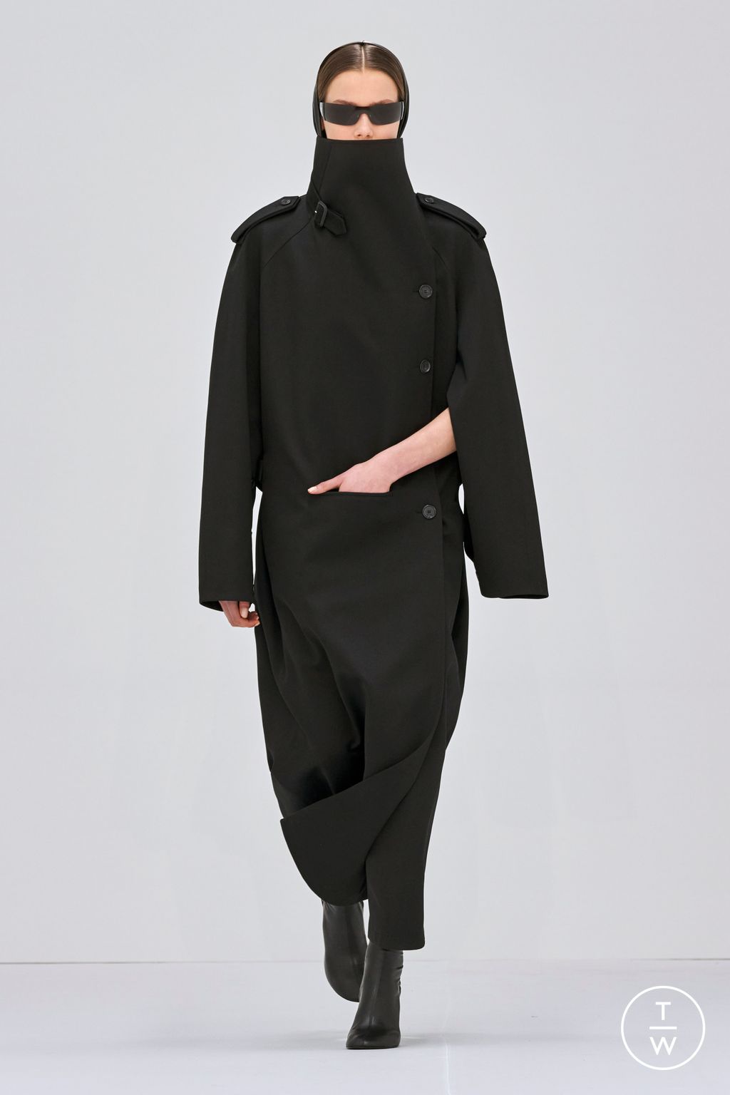 Fashion Week Paris Fall/Winter 2024 look 1 de la collection Courrèges womenswear