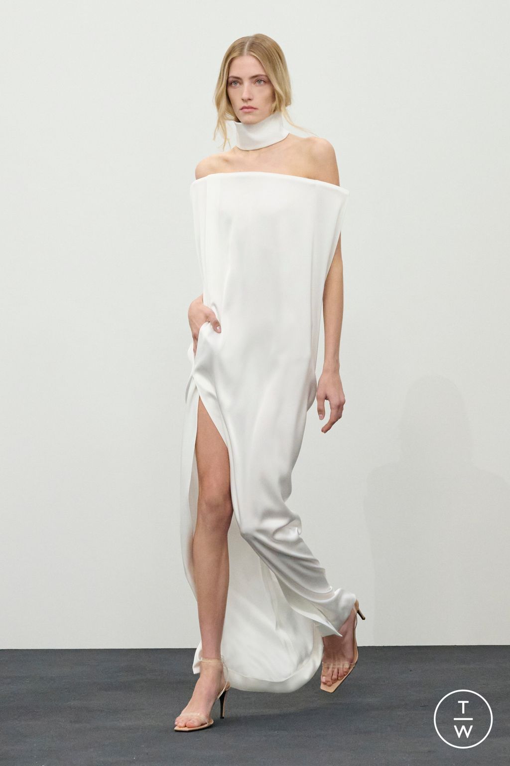 Fashion Week Paris Fall/Winter 2026 look 1 from the Courrèges collection 女装