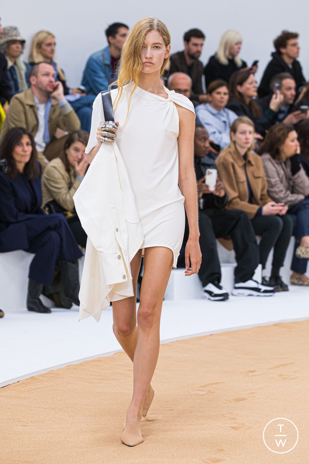 Fashion Week Paris Spring/Summer 2023 look 2 from the Courrèges collection womenswear