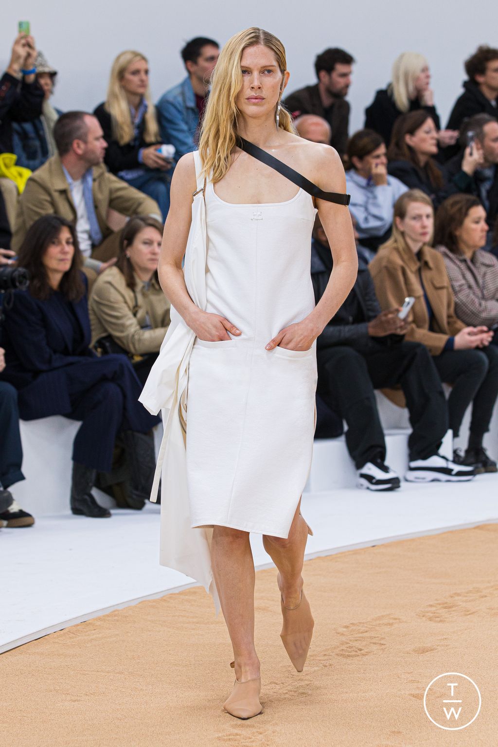 Fashion Week Paris Spring/Summer 2023 look 7 from the Courrèges collection womenswear