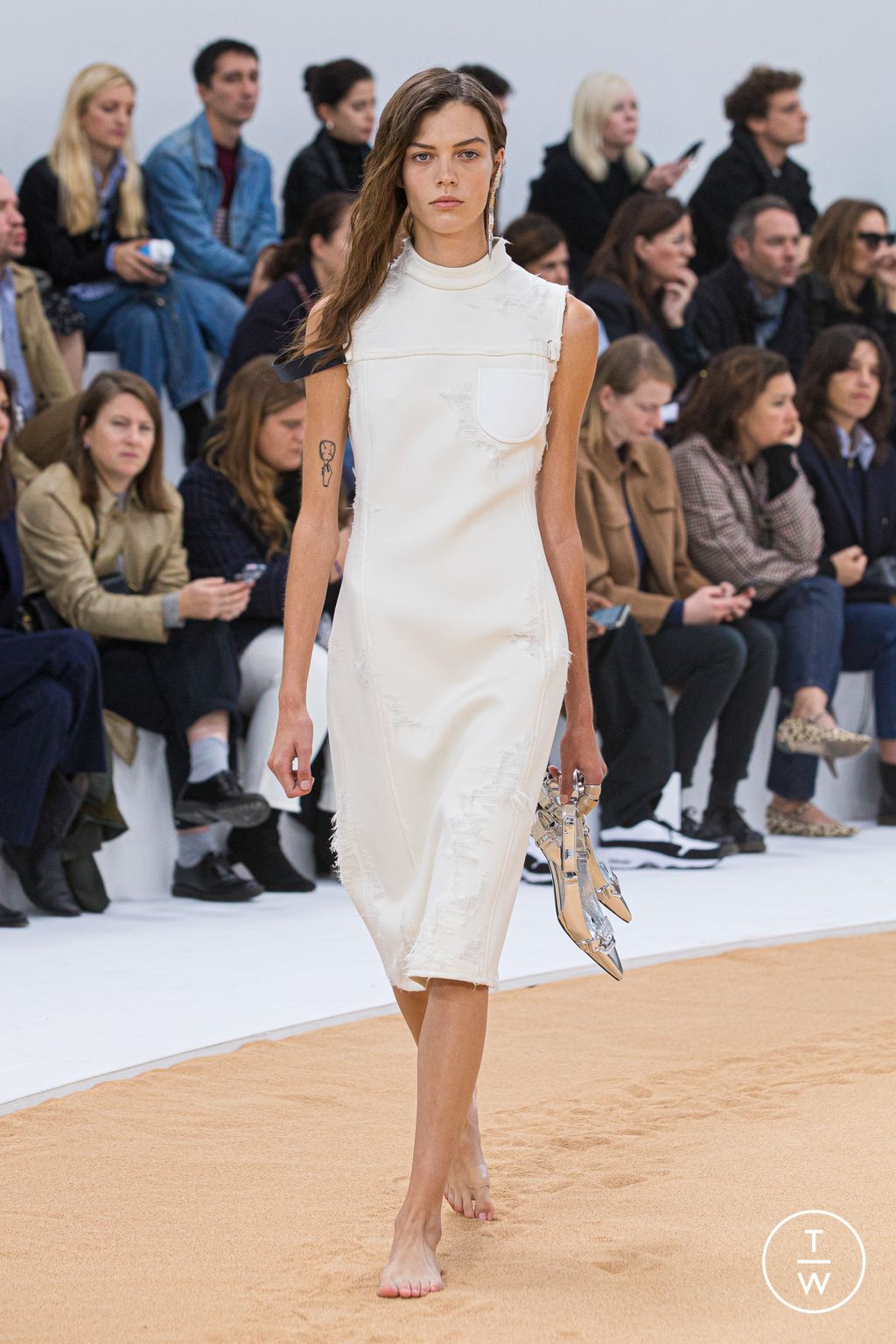 Fashion Week Paris Spring/Summer 2023 look 17 from the Courrèges collection 女装