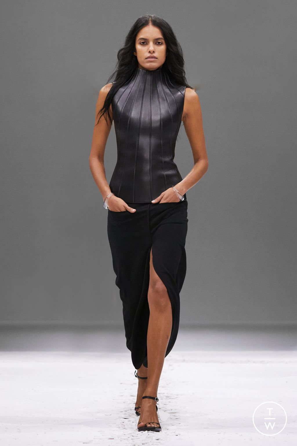 Fashion Week Paris Spring/Summer 2024 look 34 from the Courrèges collection 女装