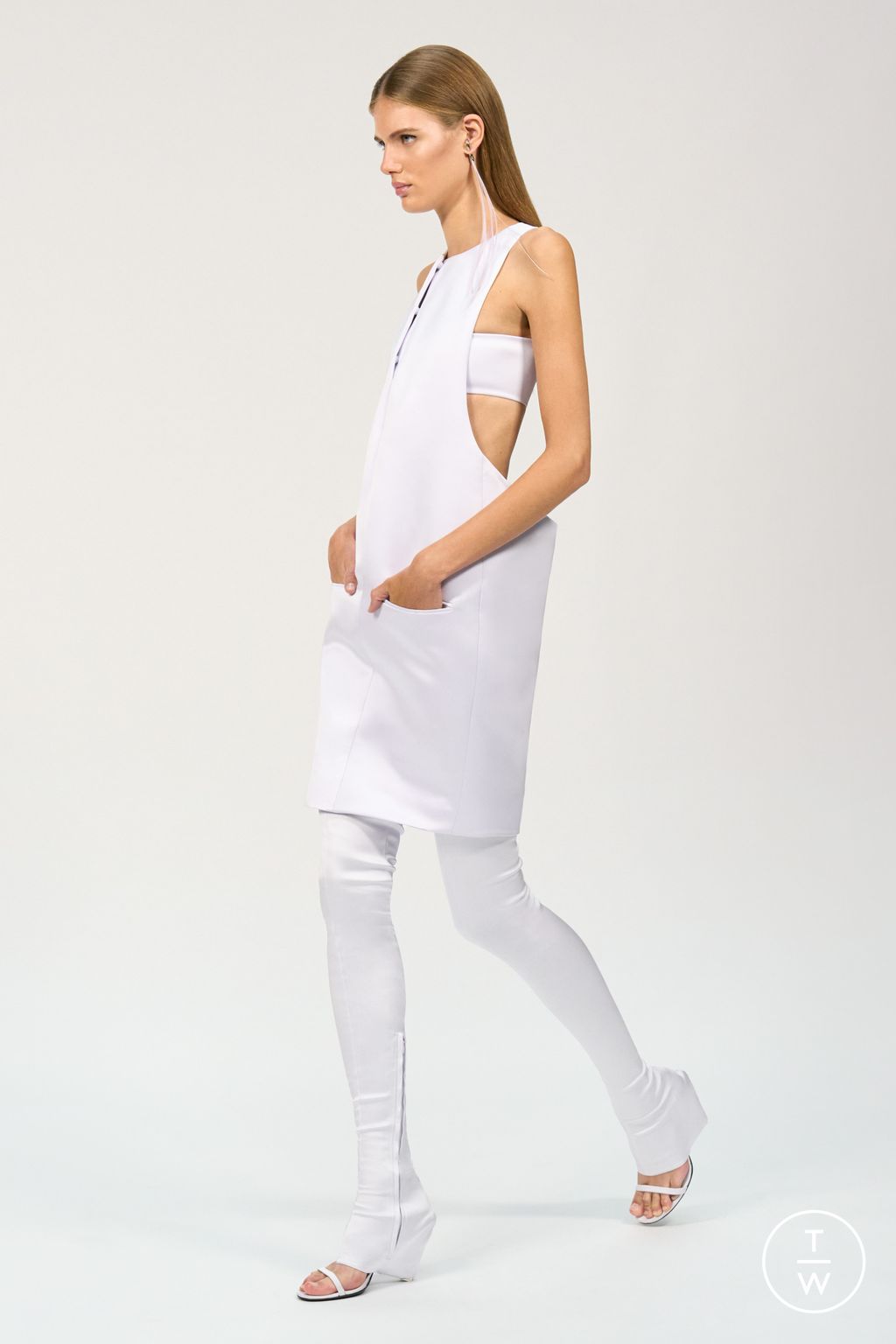 Fashion Week Paris Spring/Summer 2025 look 9 from the Courrèges collection 女装