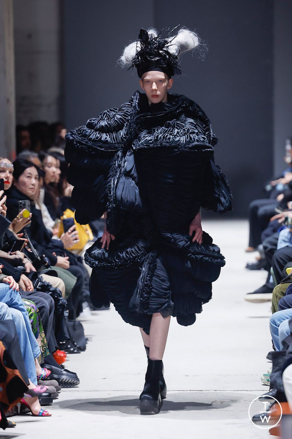 Fashion Week Paris Fall/Winter 2026 look 1 from the Comme des Garçons collection 女装