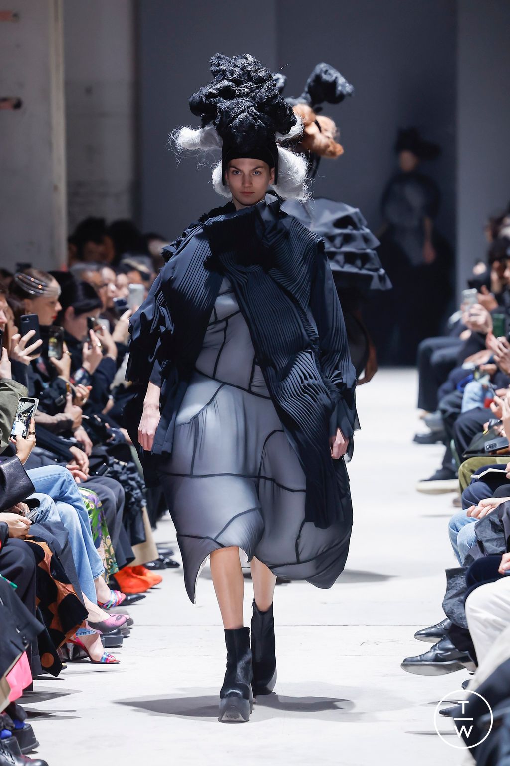 Fashion Week Paris Fall/Winter 2026 look 8 from the Comme des Garçons collection womenswear