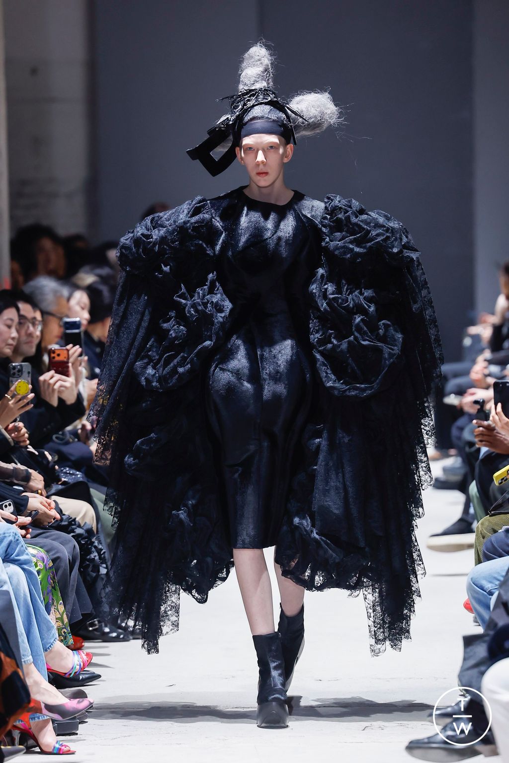 Fashion Week Paris Fall/Winter 2026 look 19 from the Comme des Garçons collection womenswear