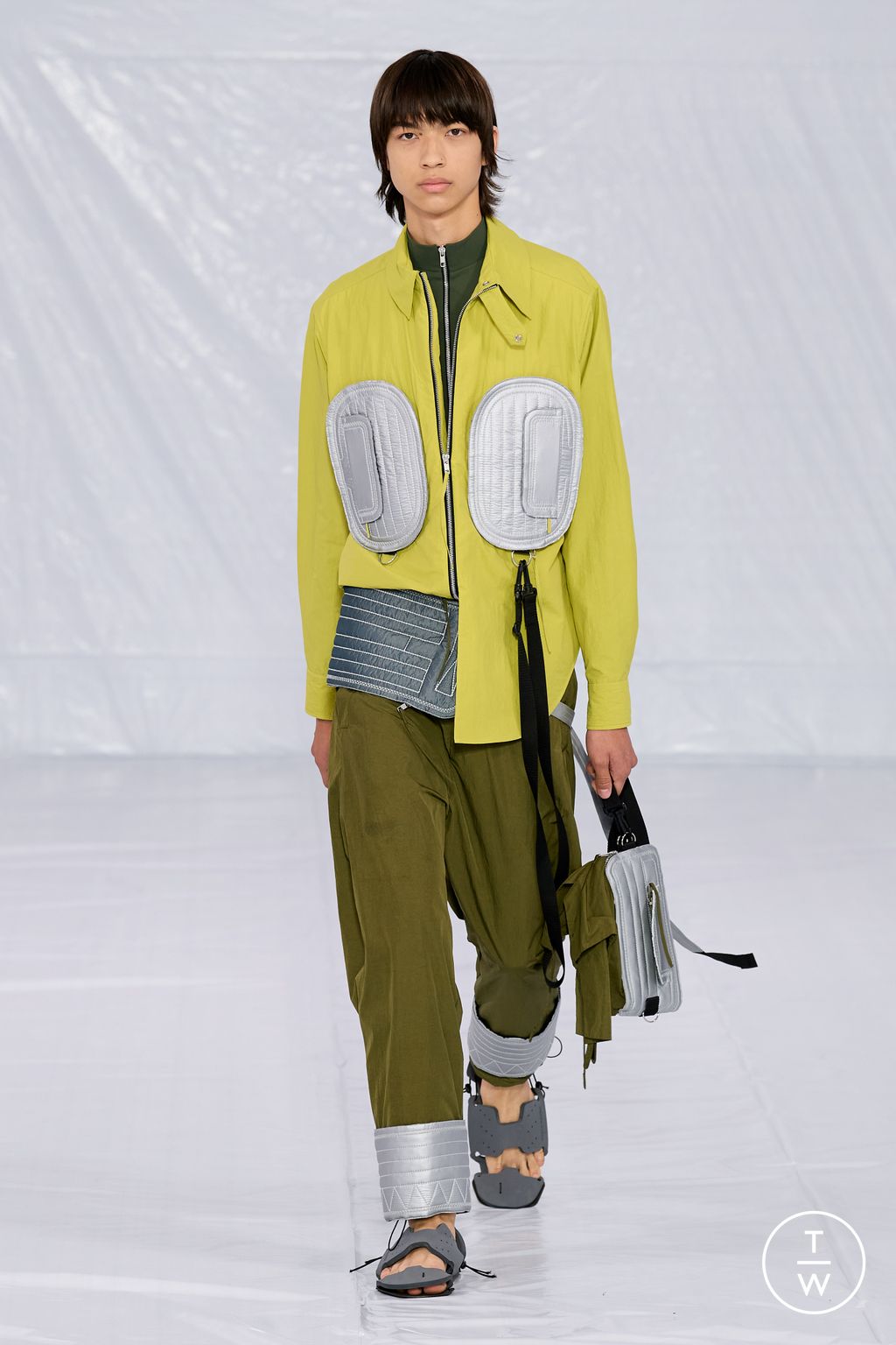 Fashion Week Paris Spring/Summer 2023 look 12 de la collection Craig Green menswear