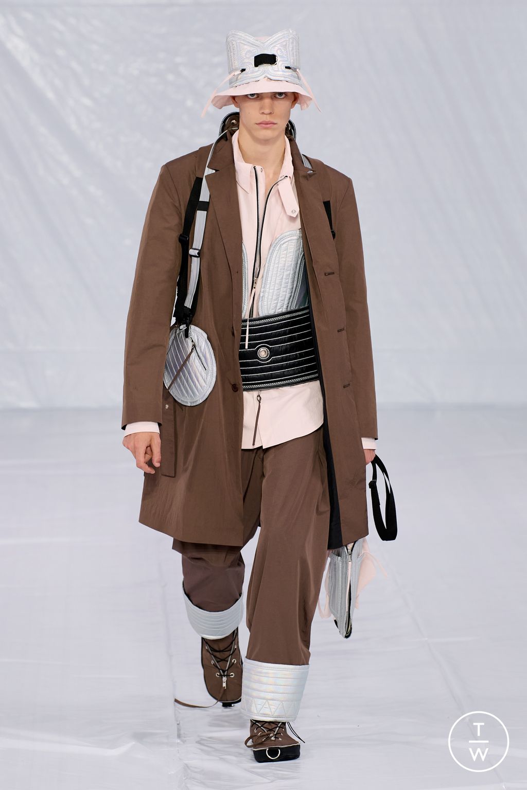 Fashion Week Paris Spring/Summer 2023 look 15 from the Craig Green collection menswear