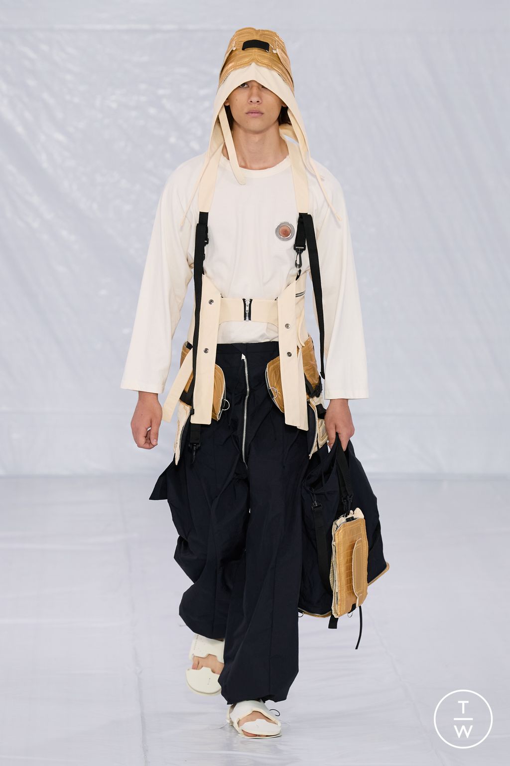 Fashion Week Paris Spring/Summer 2023 look 17 from the Craig Green collection 男装