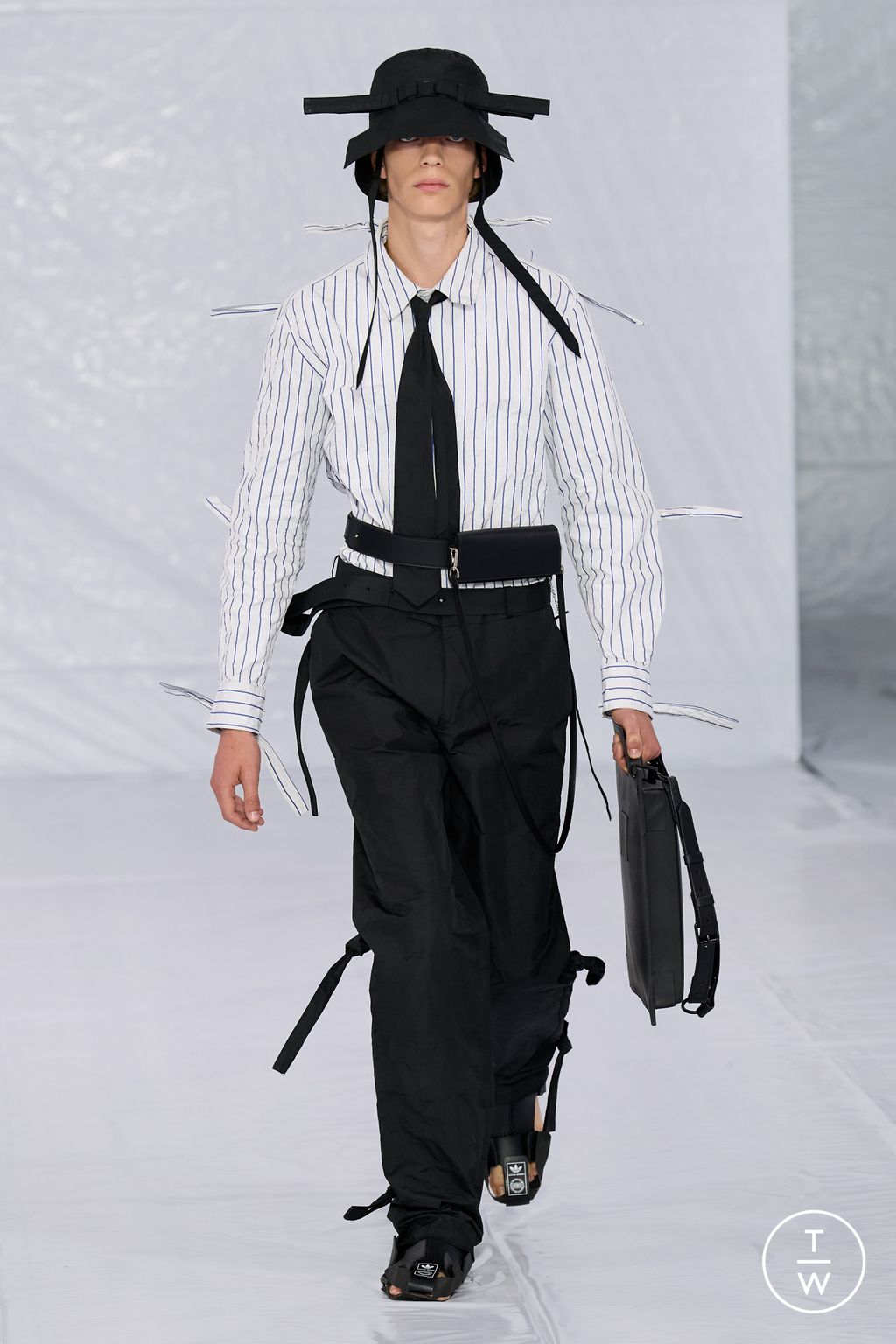 Fashion Week Paris Spring/Summer 2023 look 28 from the Craig Green collection menswear