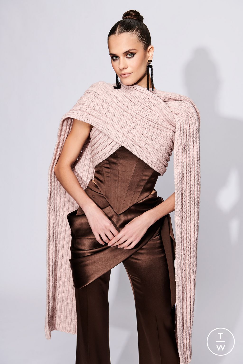 Fashion Week New York Pre-Fall 2023 look 1 from the Christian Siriano collection 女装