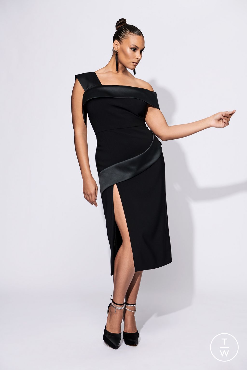 Fashion Week New York Pre-Fall 2023 look 10 from the Christian Siriano collection 女装