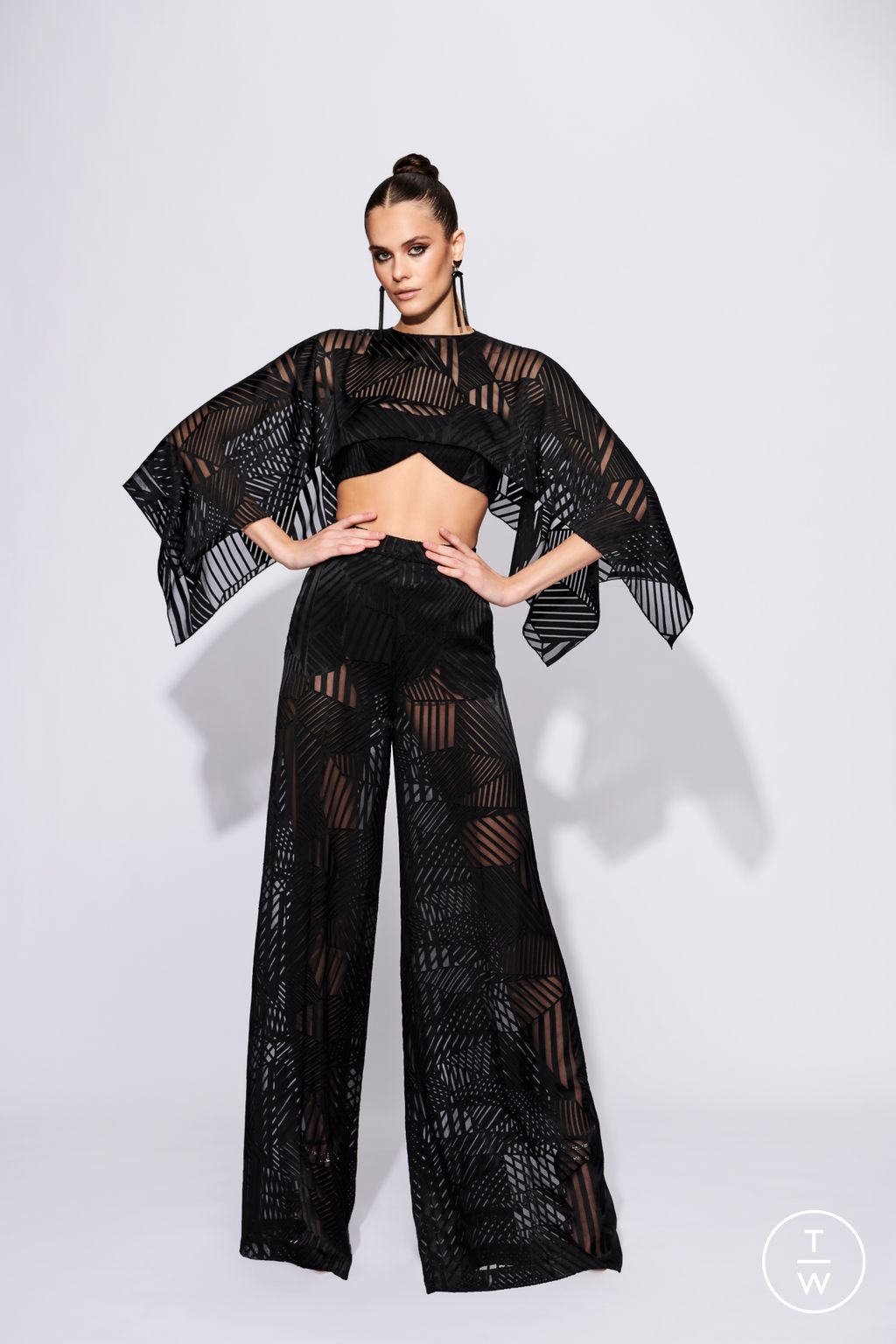 Fashion Week New York Pre-Fall 2023 look 13 from the Christian Siriano collection womenswear