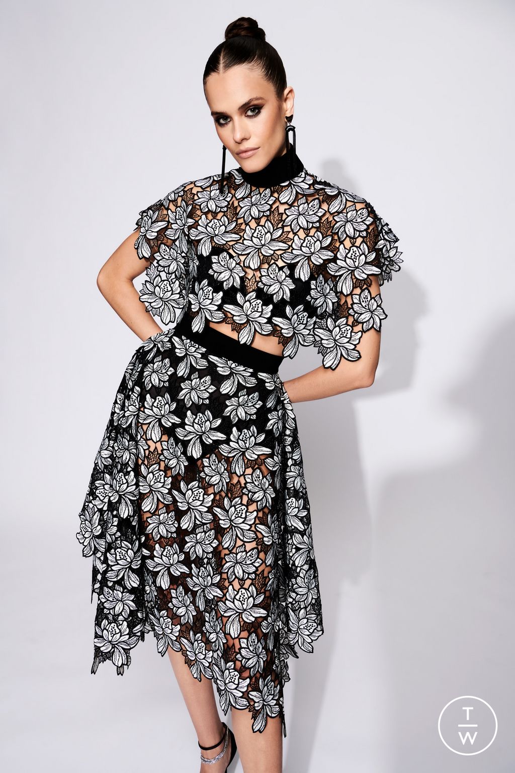 Fashion Week New York Pre-Fall 2023 look 16 from the Christian Siriano collection womenswear