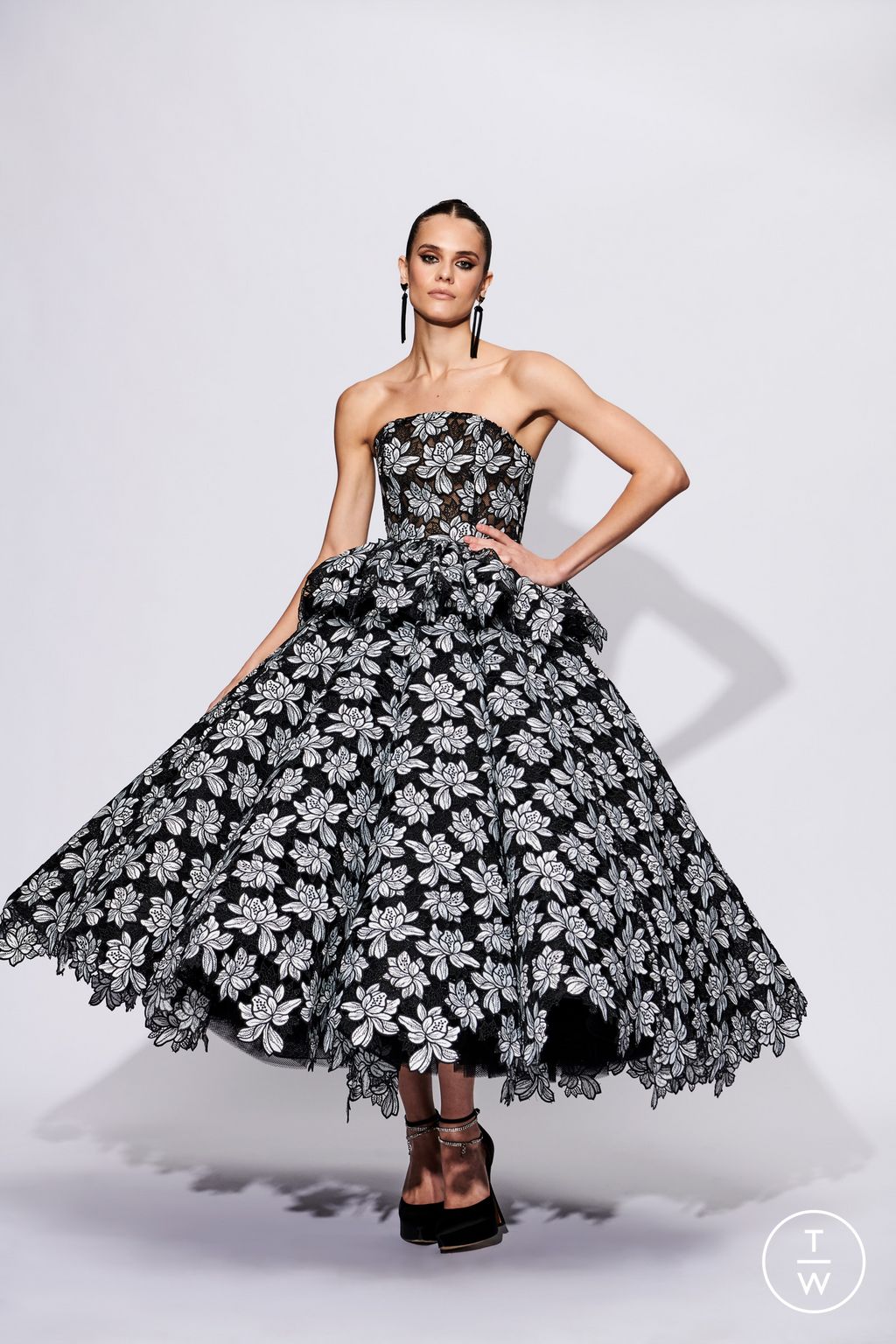 Fashion Week New York Pre-Fall 2023 look 17 from the Christian Siriano collection womenswear