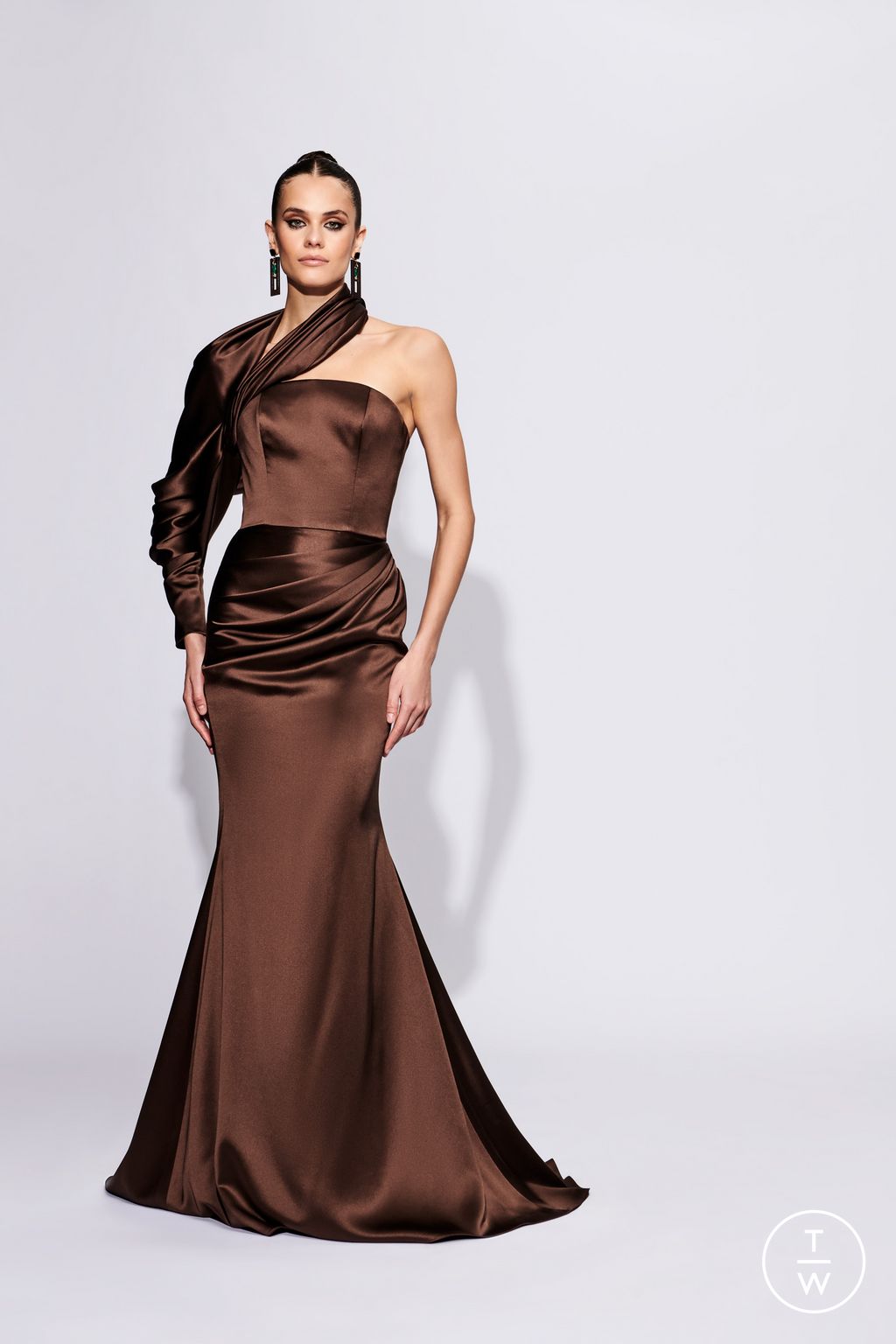 Fashion Week New York Pre-Fall 2023 look 2 from the Christian Siriano collection womenswear