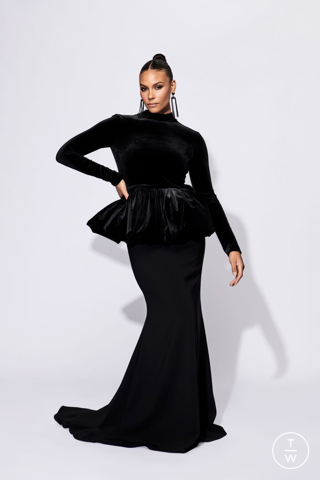 Fashion Week New York Pre-Fall 2023 look 21 from the Christian Siriano collection womenswear