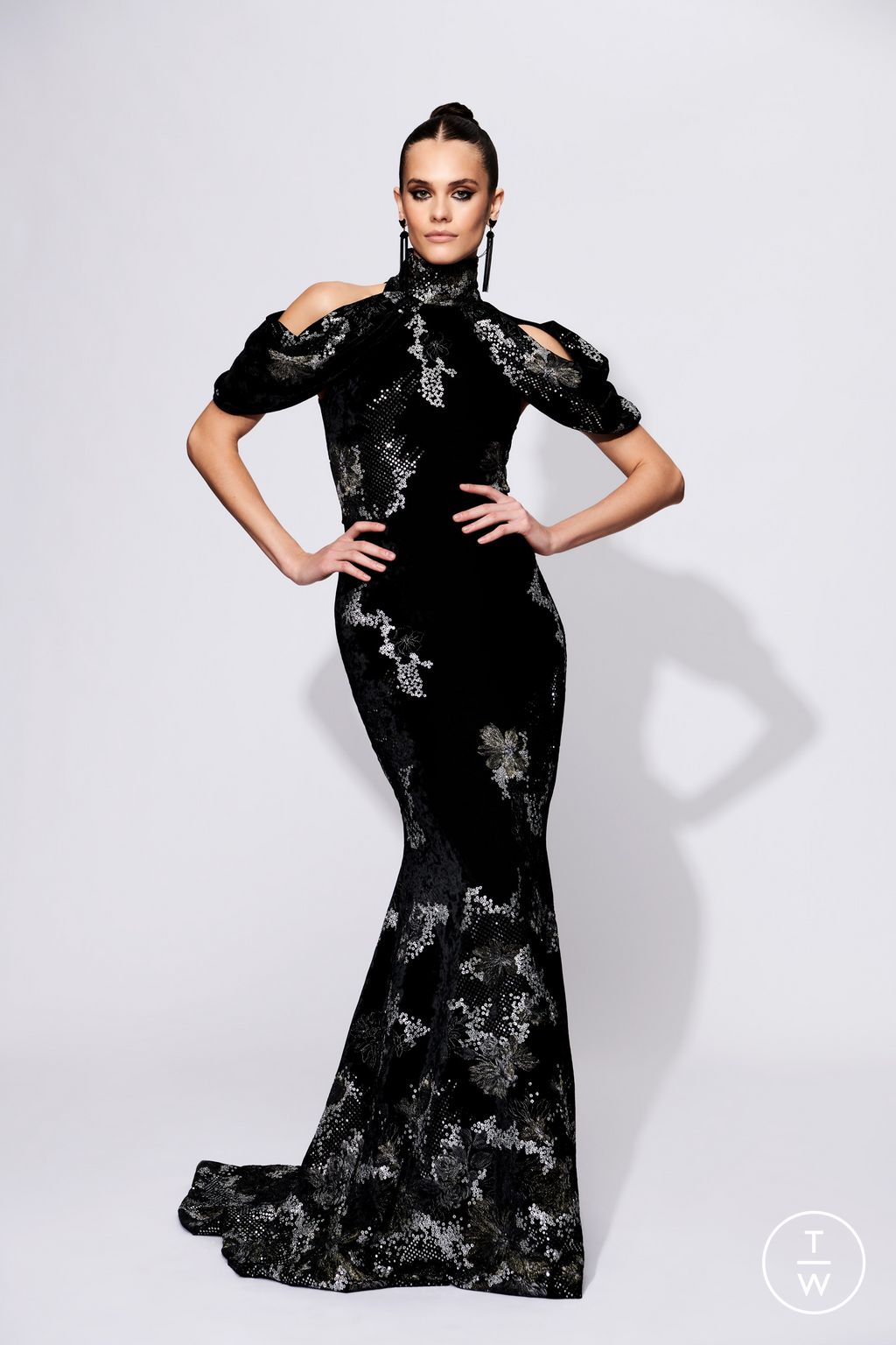 Fashion Week New York Pre-Fall 2023 look 23 from the Christian Siriano collection 女装