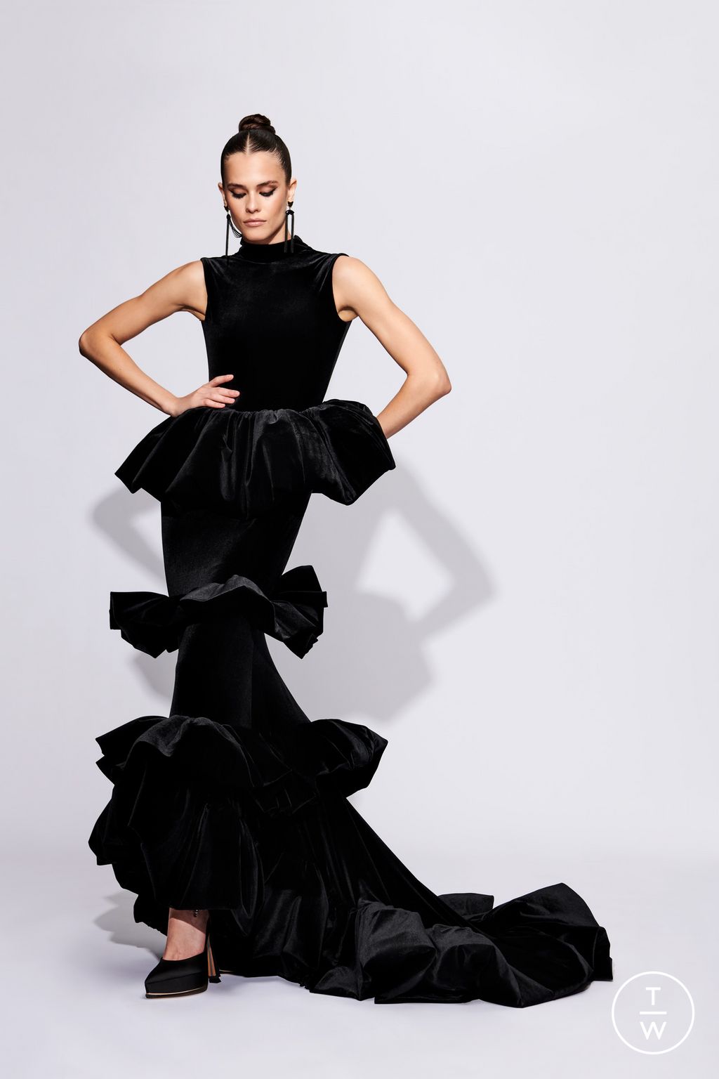 Fashion Week New York Pre-Fall 2023 look 26 from the Christian Siriano collection womenswear