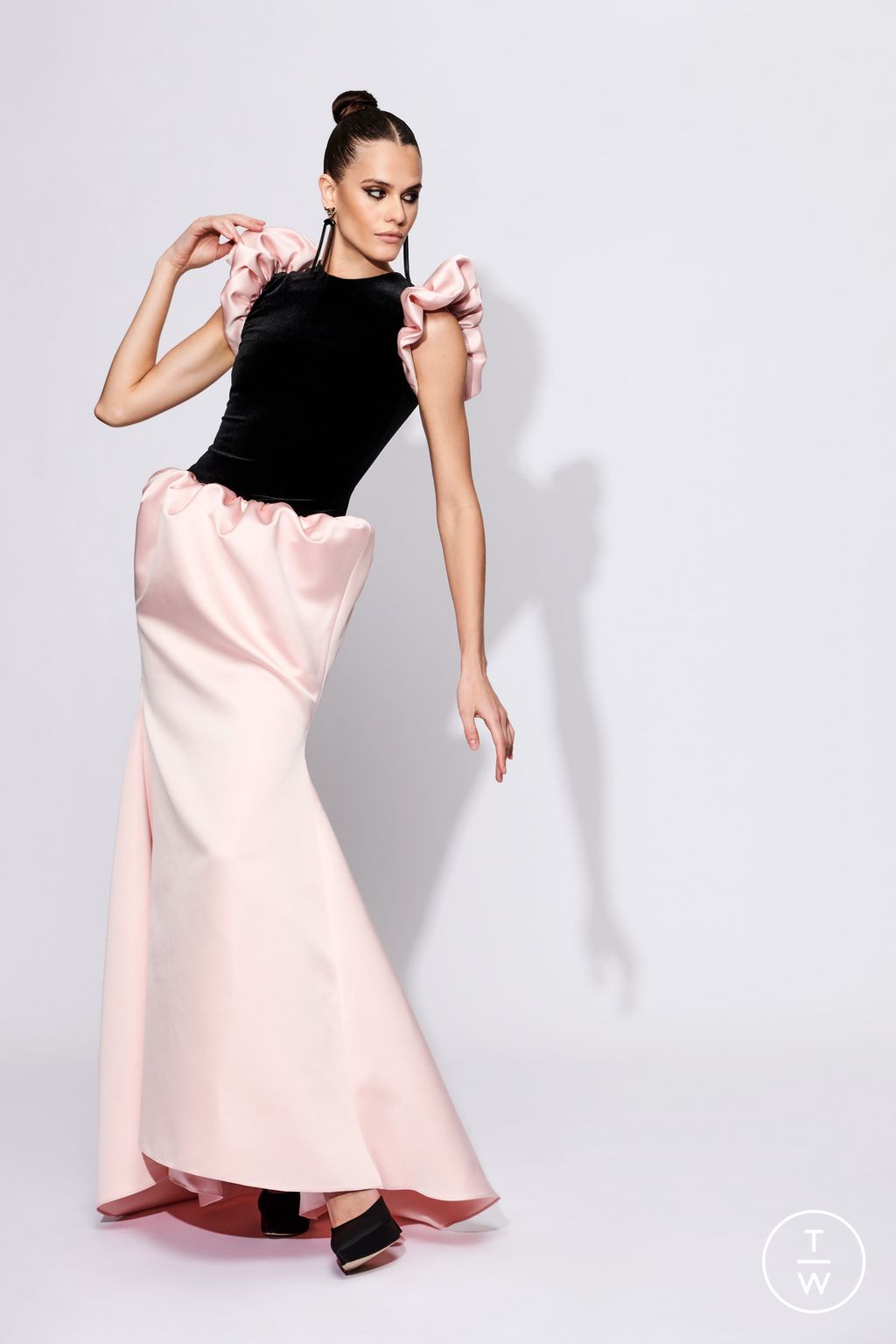 Fashion Week New York Pre-Fall 2023 look 31 from the Christian Siriano collection womenswear