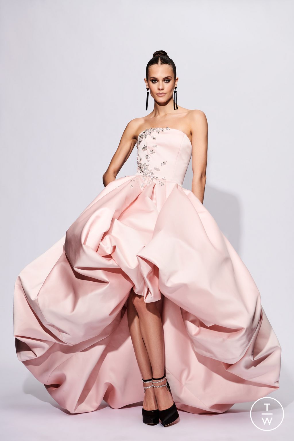 Fashion Week New York Pre-Fall 2023 look 33 from the Christian Siriano collection 女装