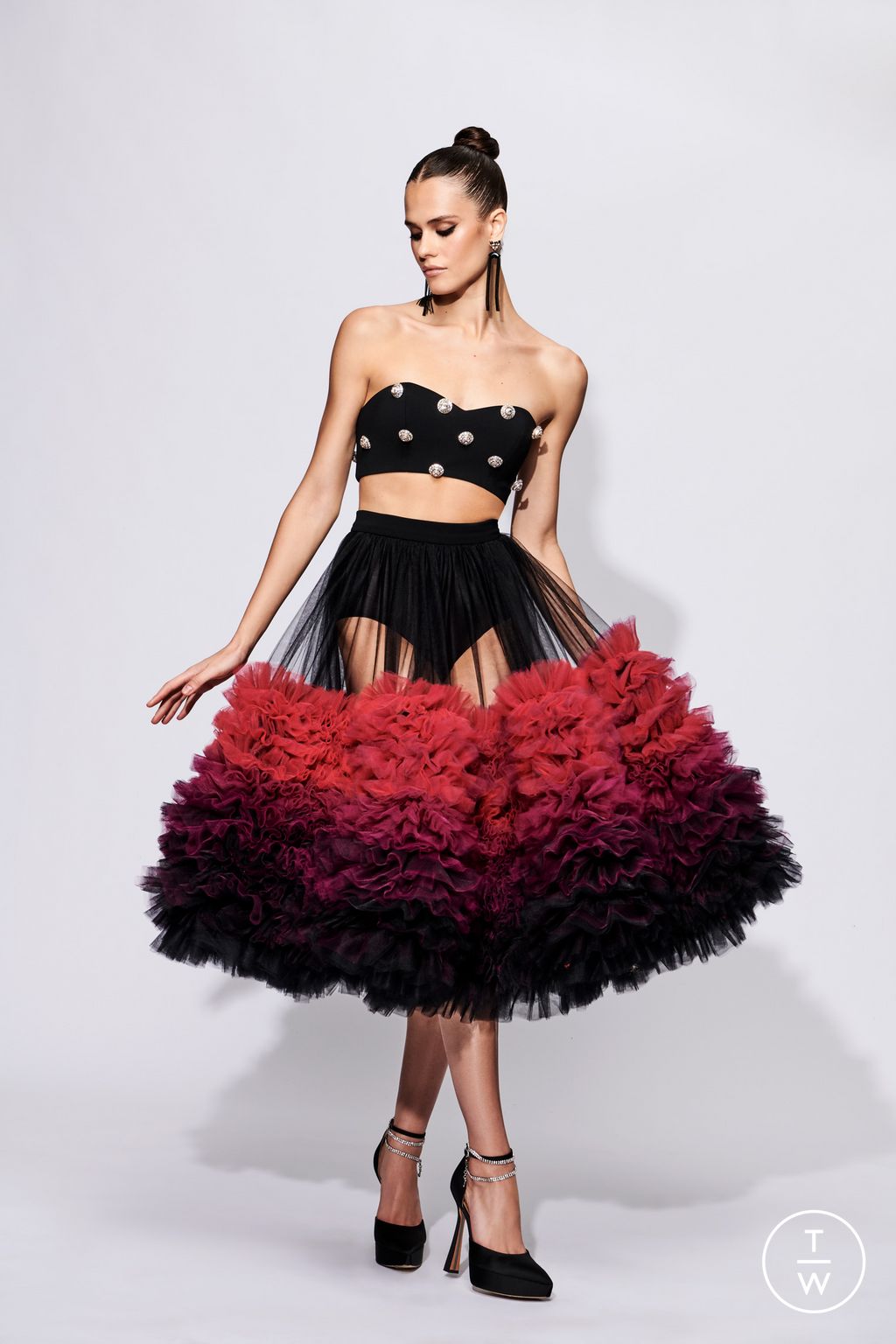 Fashion Week New York Pre-Fall 2023 look 34 from the Christian Siriano collection womenswear
