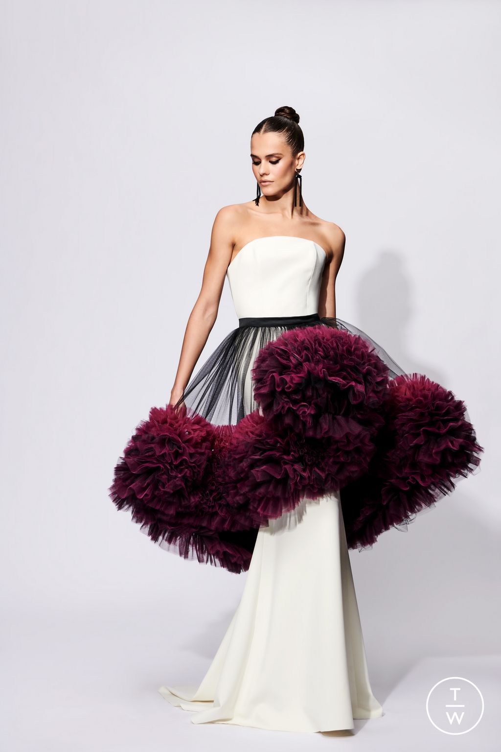 Fashion Week New York Pre-Fall 2023 look 37 from the Christian Siriano collection womenswear