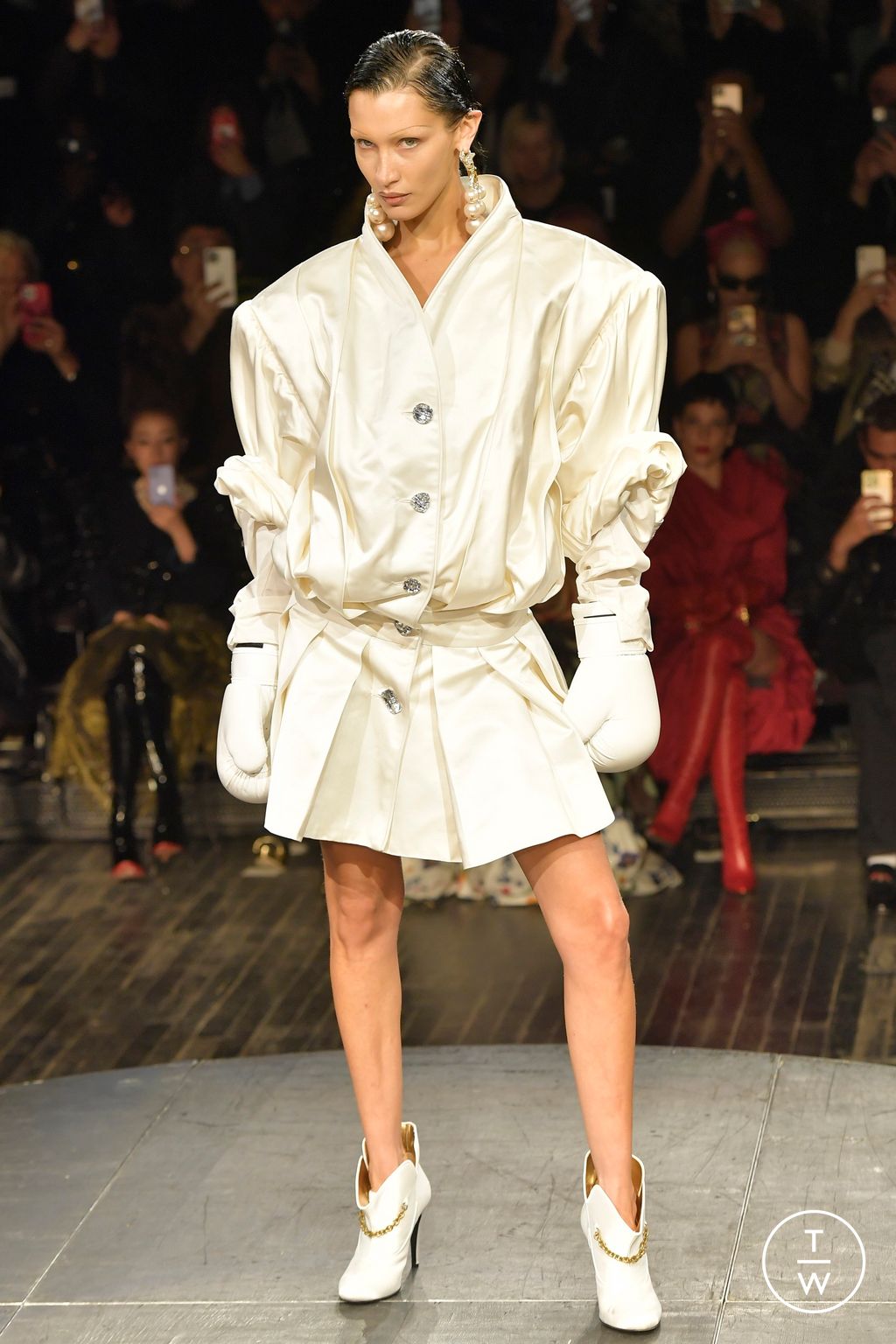 Fashion Week Paris Spring/Summer 2023 look 57 from the Andreas Kronthaler for Vivienne Westwood collection 女装