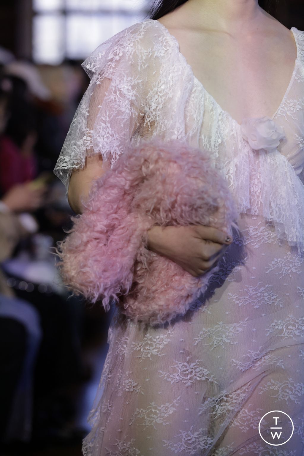 Fashion Week New York Fall/Winter 2023 look 1 de la collection Sandy Liang womenswear accessories