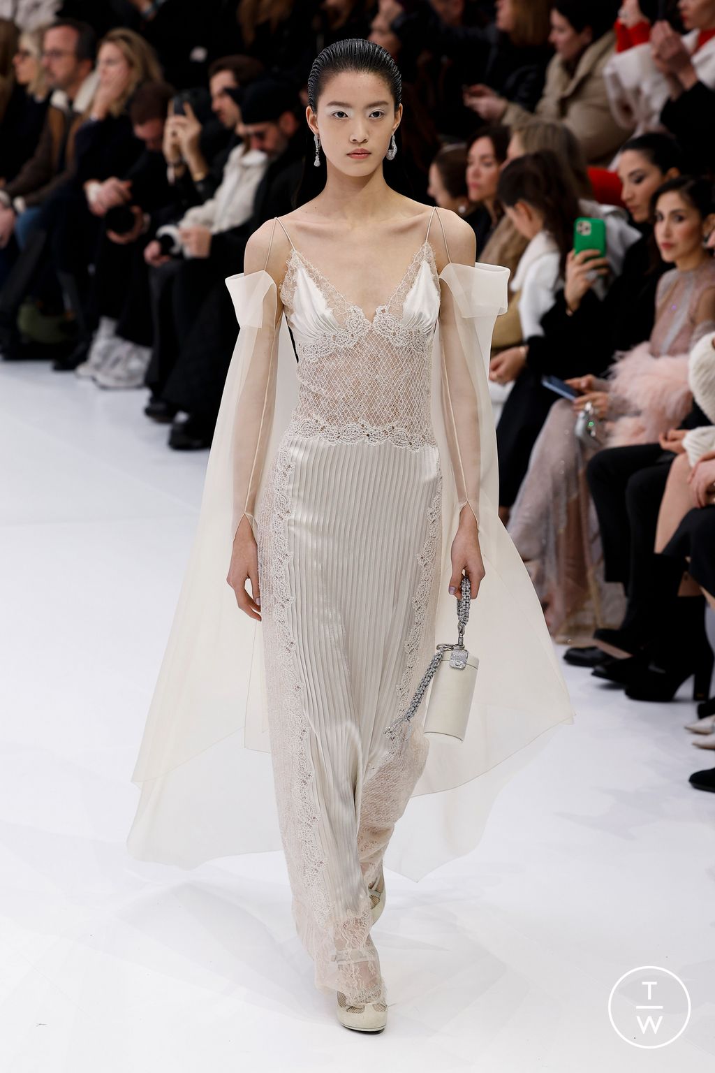Fashion Week Paris Spring/Summer 2023 look 16 de la collection Fendi couture