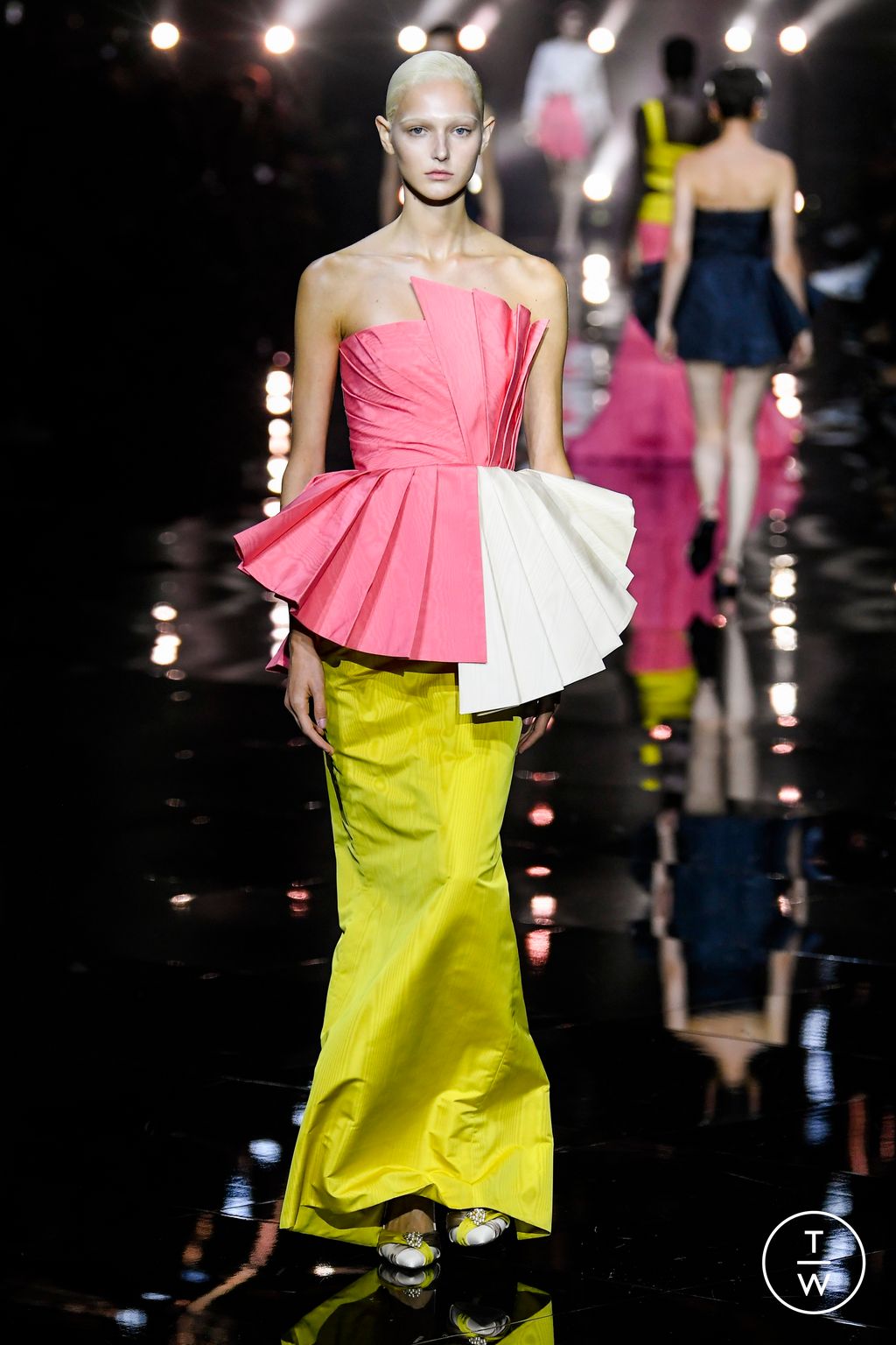 Fashion Week Milan Spring/Summer 2023 look 39 from the Roberto Cavalli collection 女装