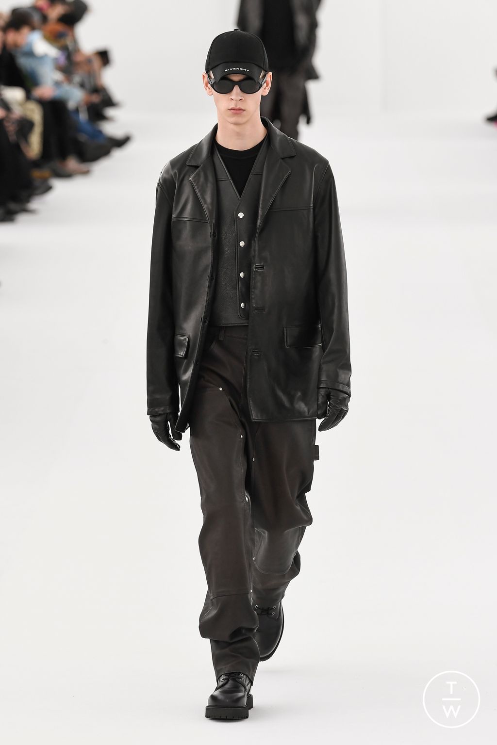 Fashion Week Paris Fall/Winter 2023 look 32 from the Givenchy collection 男装