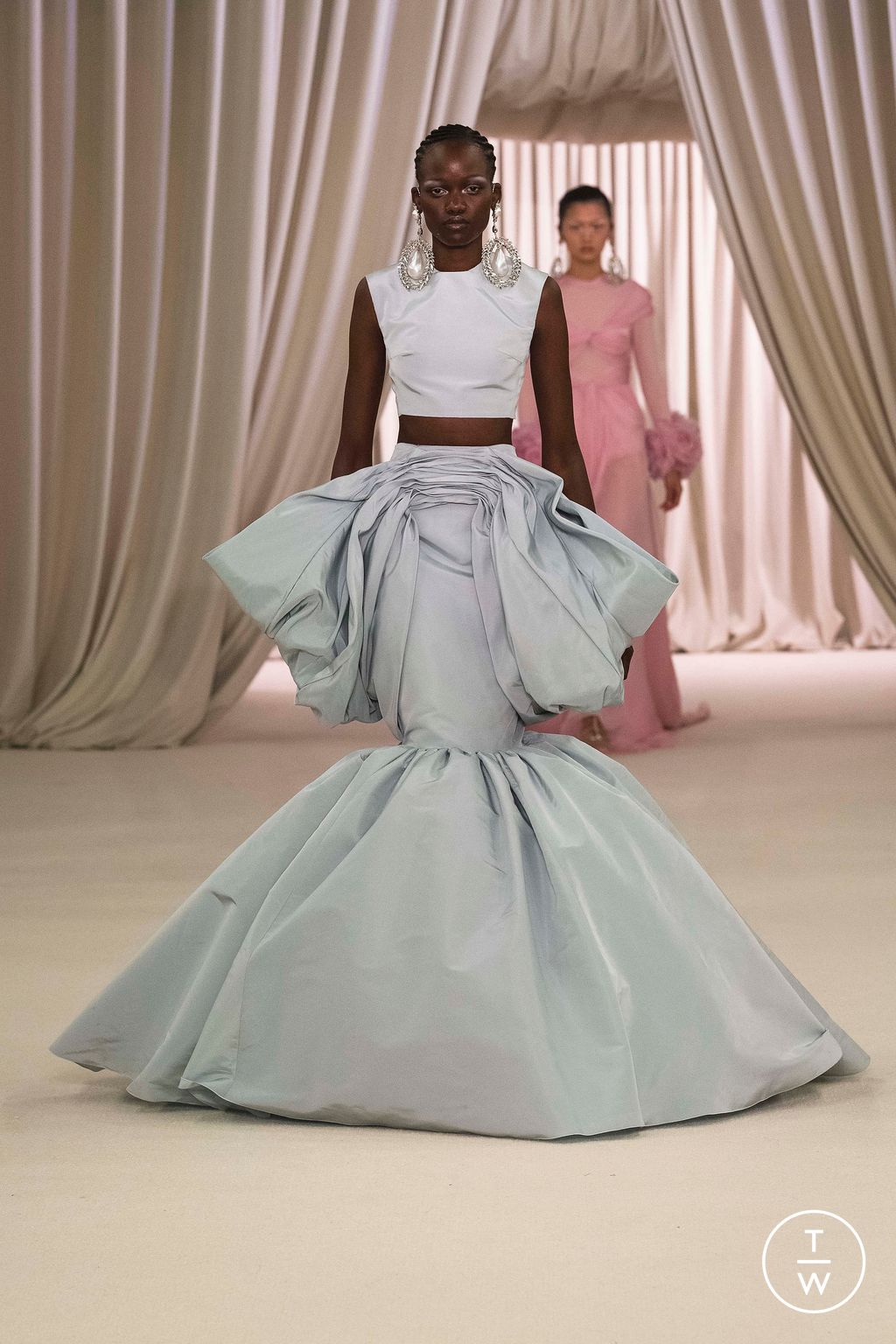 Fashion Week Paris Spring/Summer 2023 look 4 from the Giambattista Valli collection couture