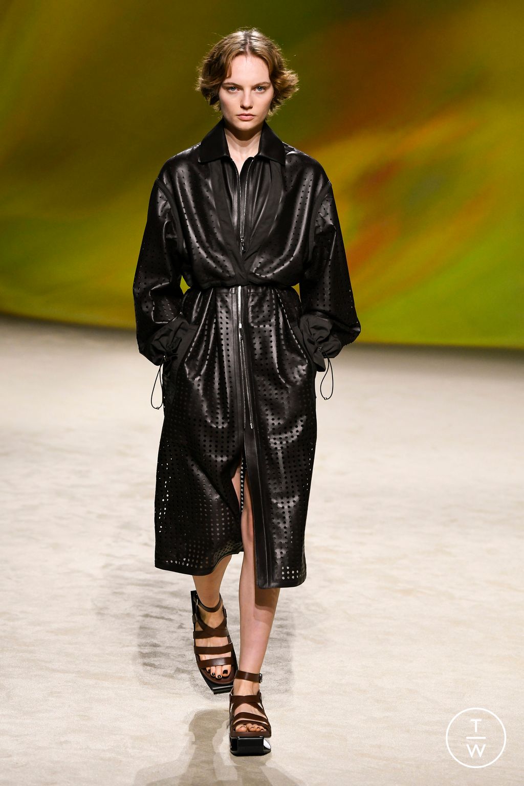 Fashion Week Paris Spring/Summer 2023 look 13 from the Hermès collection 女装