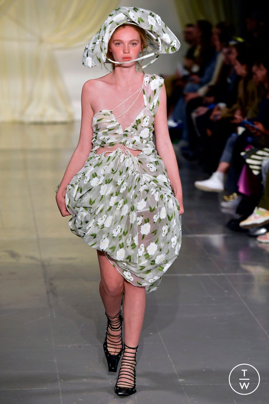 Fashion Week London Spring/Summer 2023 look 13 de la collection Yuhan Wang womenswear