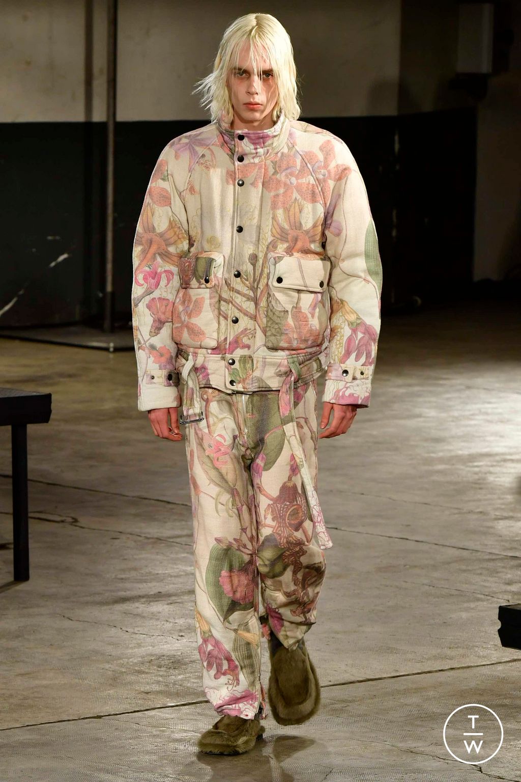 Fashion Week Paris Fall/Winter 2023 look 35 from the Dries Van Noten collection 男装