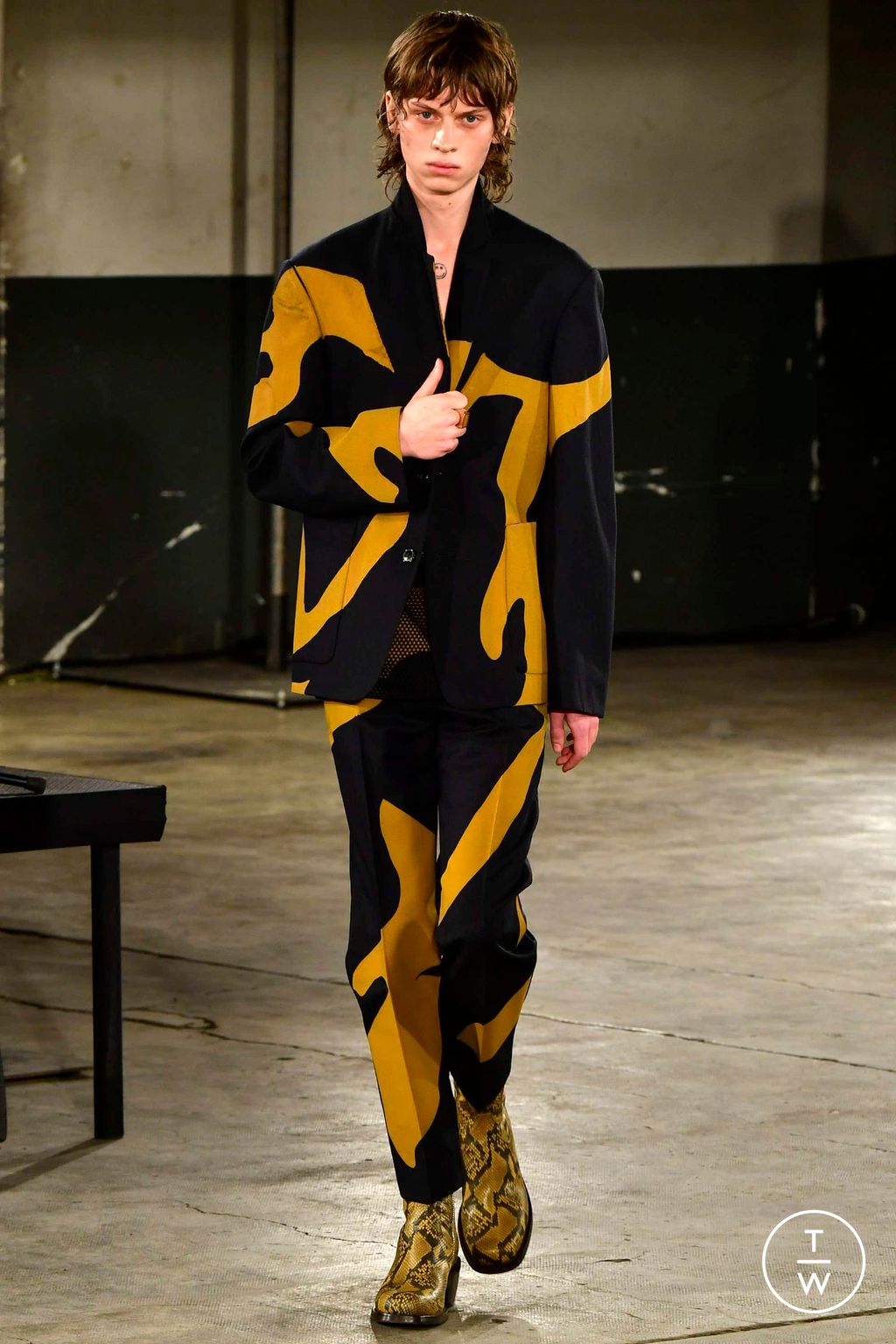 Fashion Week Paris Fall/Winter 2023 look 9 from the Dries Van Noten collection 男装