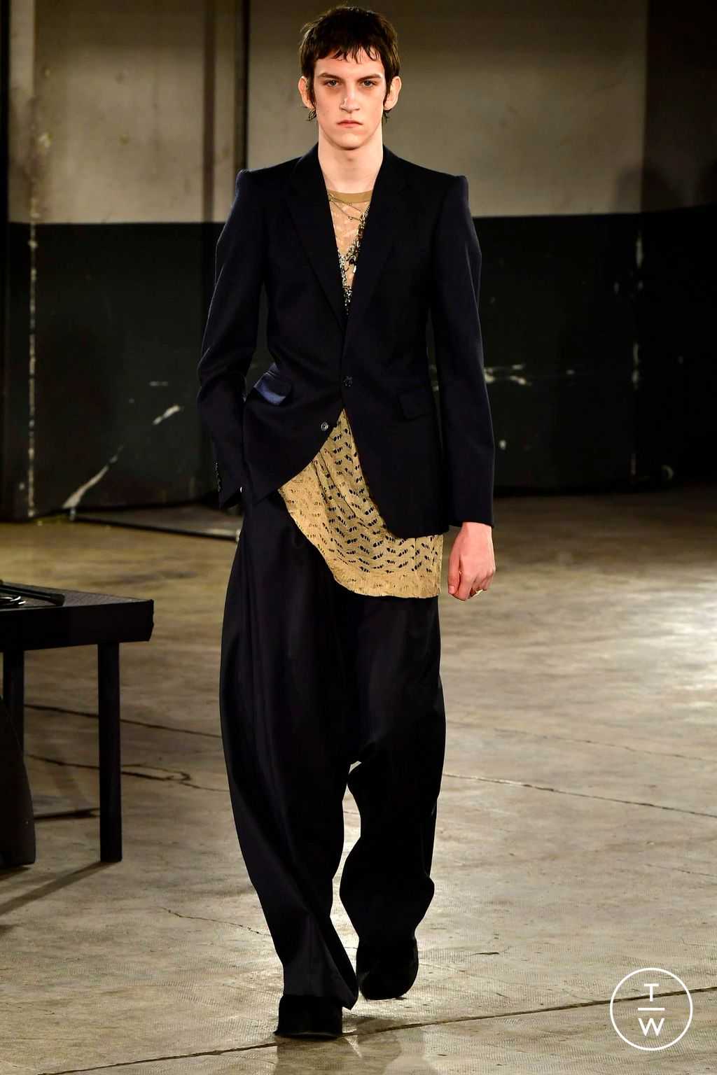 Fashion Week Paris Fall/Winter 2023 look 11 from the Dries Van Noten collection menswear