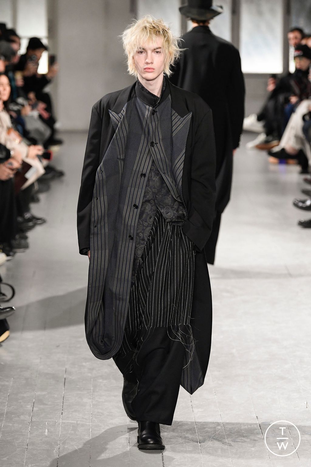 Fashion Week Paris Fall/Winter 2023 look 9 from the Yohji Yamamoto collection menswear