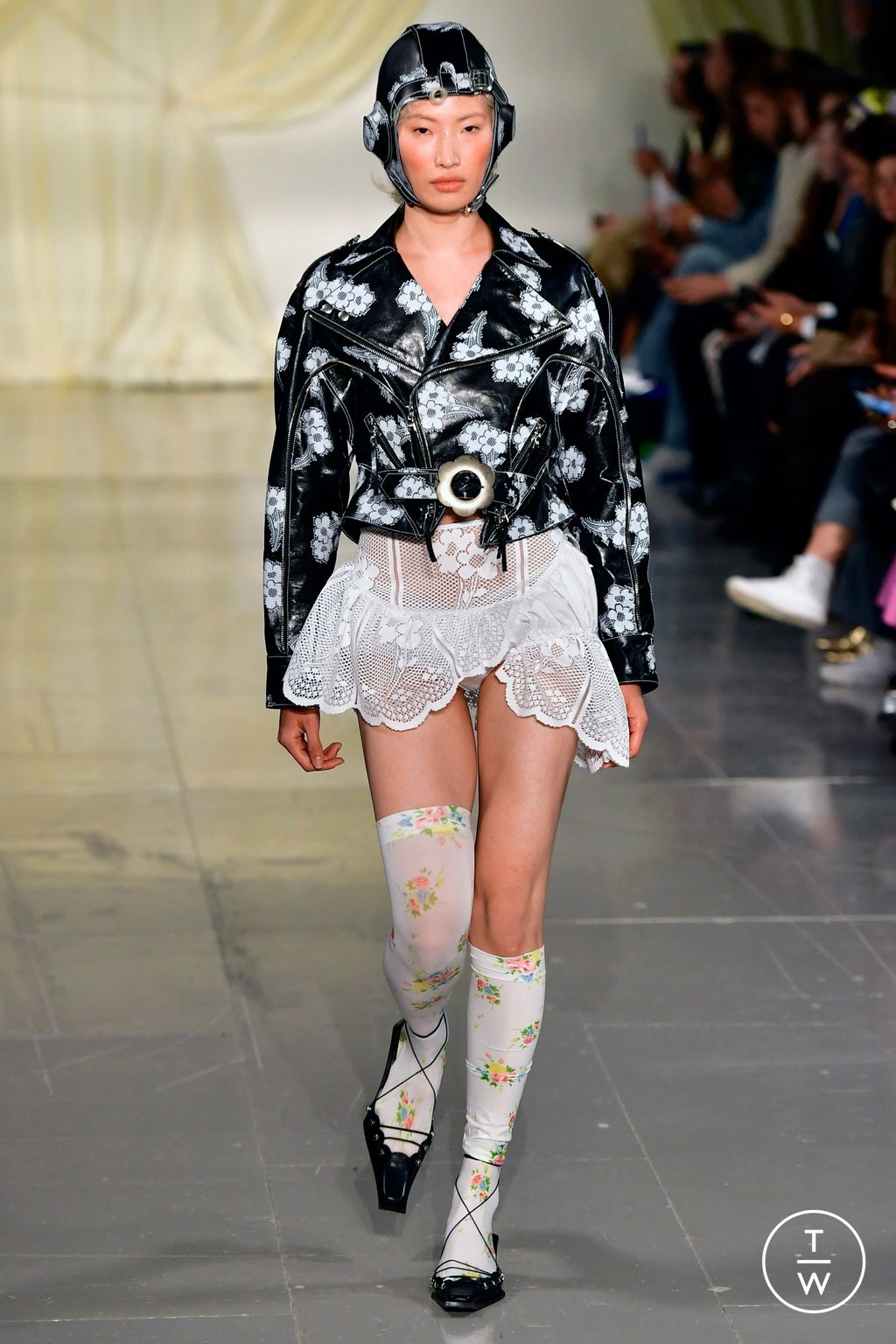 Fashion Week London Spring/Summer 2023 look 3 from the Yuhan Wang collection 女装