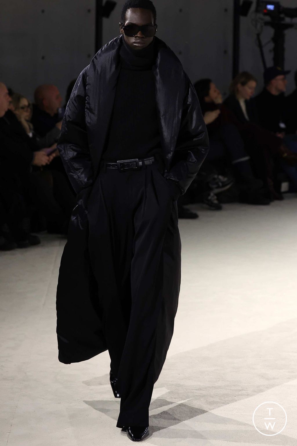 Fashion Week Paris Fall/Winter 2023 look 12 from the Saint Laurent collection 男装