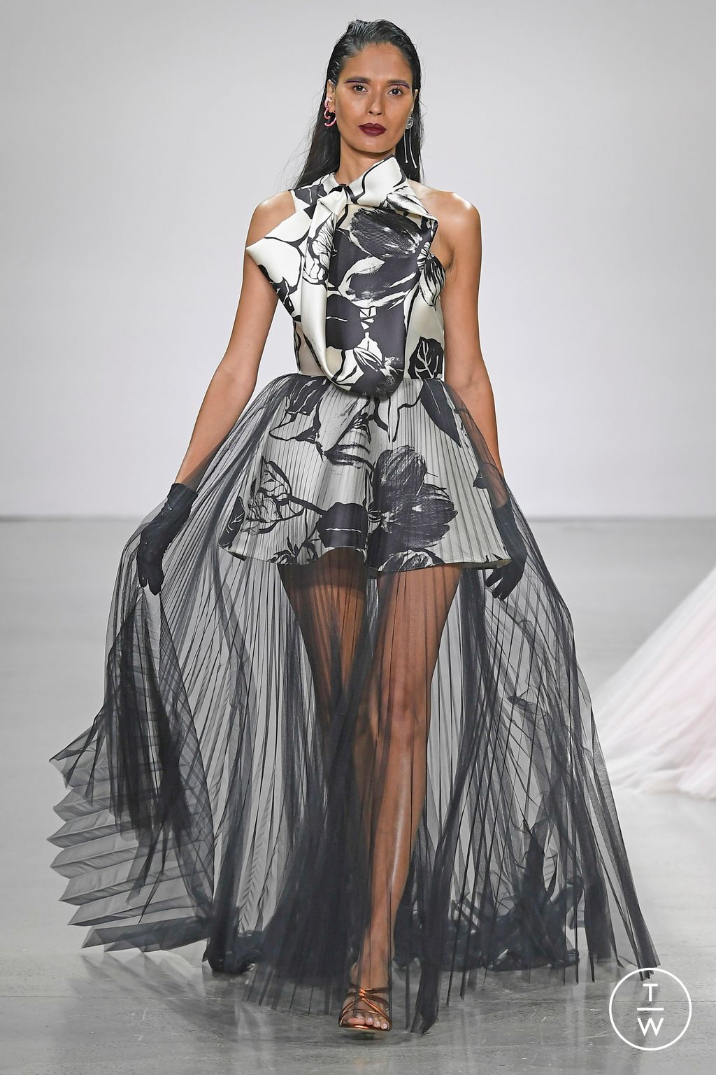Fashion Week New York Spring/Summer 2023 look 33 from the Bibhu Mohapatra collection 女装