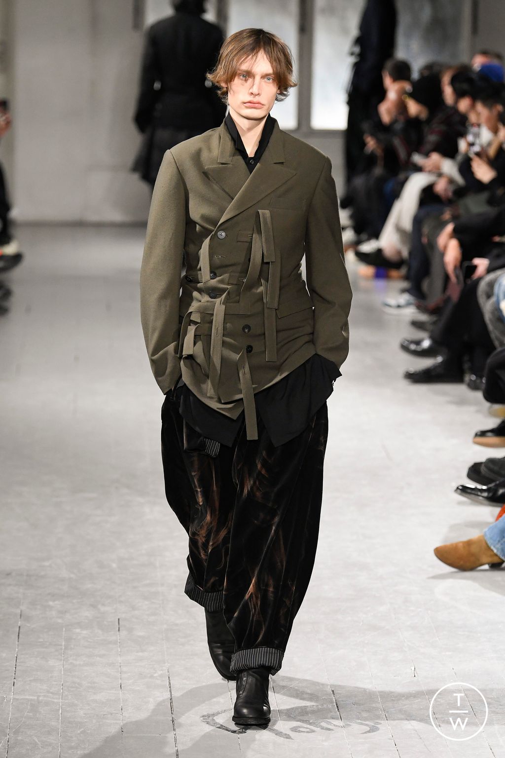 Fashion Week Paris Fall/Winter 2023 look 21 from the Yohji Yamamoto collection menswear