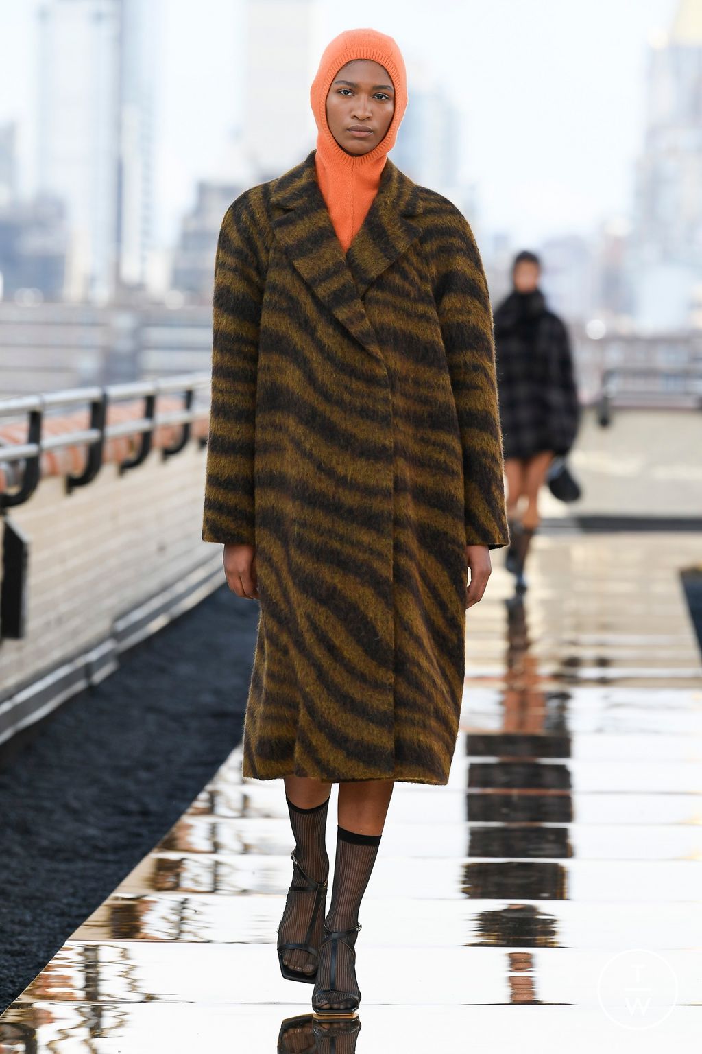 Fashion Week New York Fall/Winter 2022 look 6 from the Cos collection womenswear
