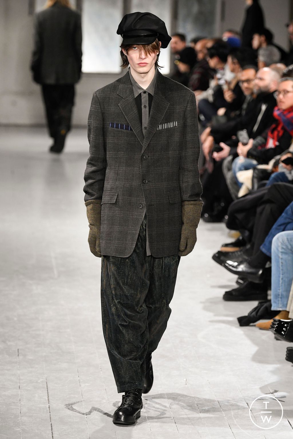 Fashion Week Paris Fall/Winter 2023 look 27 de la collection Yohji Yamamoto menswear