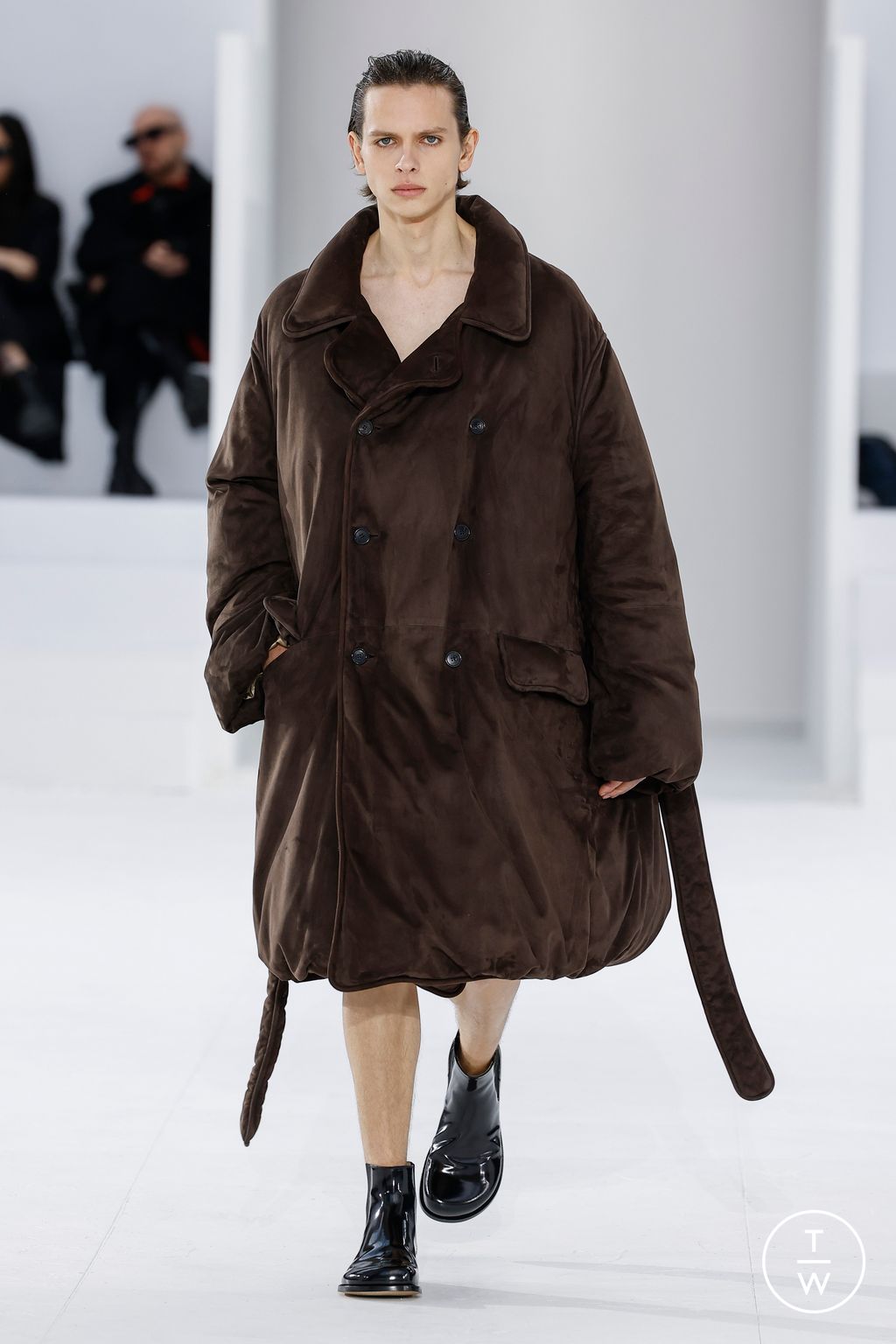 Fashion Week Paris Fall/Winter 2023 look 22 de la collection Loewe menswear