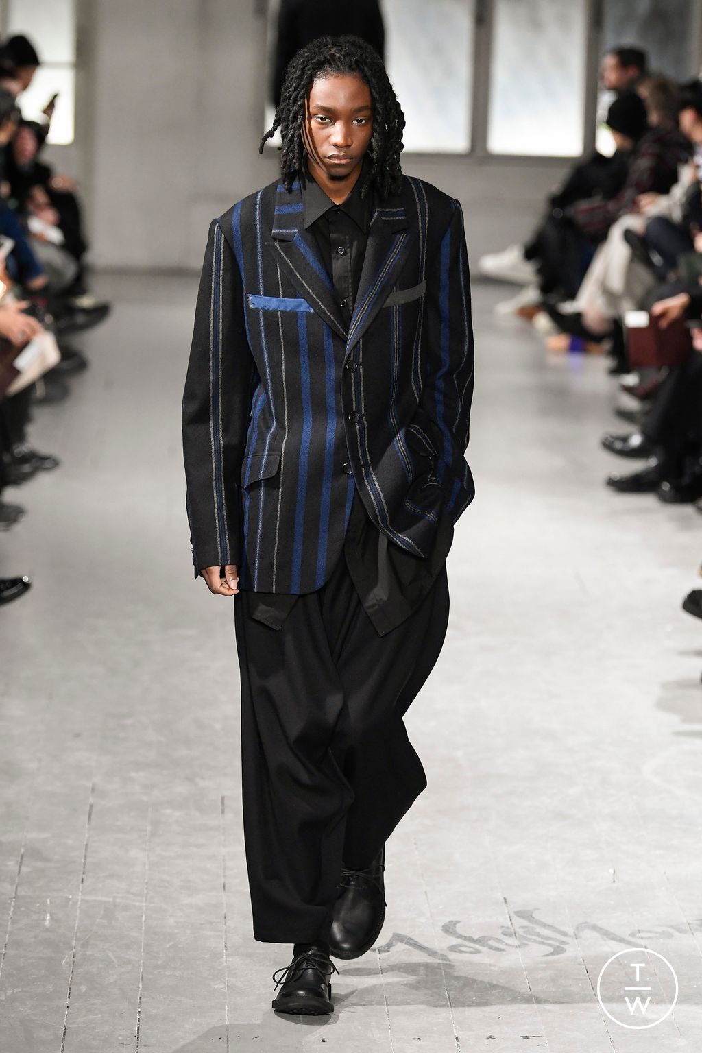 Fashion Week Paris Fall/Winter 2023 look 30 from the Yohji Yamamoto collection menswear