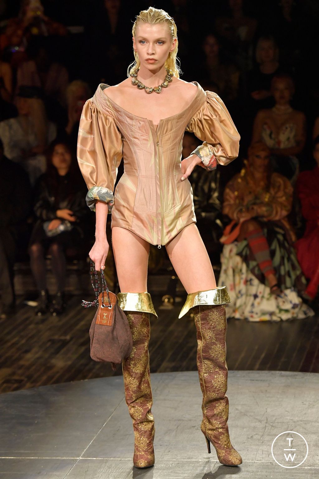 Fashion Week Paris Spring/Summer 2023 look 55 from the Andreas Kronthaler for Vivienne Westwood collection womenswear