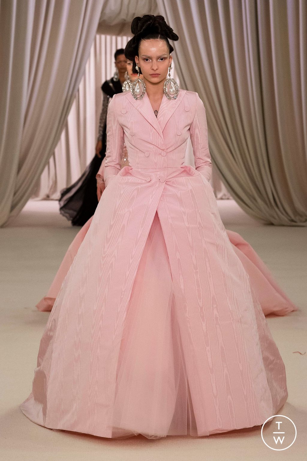 Fashion Week Paris Spring/Summer 2023 look 21 from the Giambattista Valli collection couture