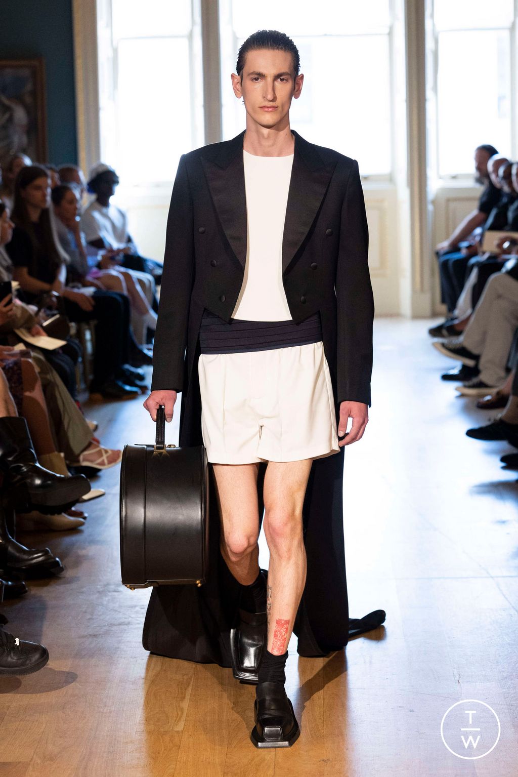 Fashion Week London Fall/Winter 2023 look 30 from the Daniel W Fletcher collection 男装